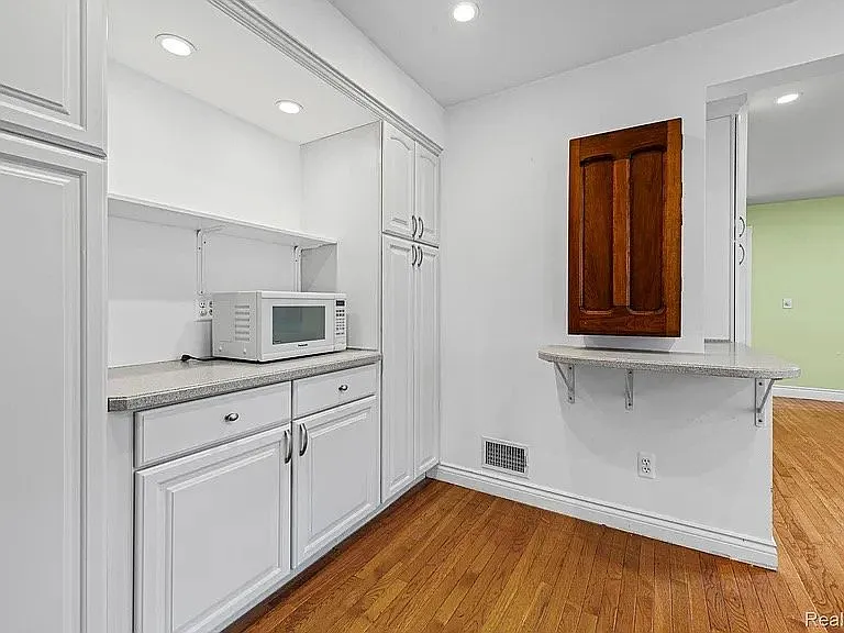 4010 Linwood Ave — Photo 9
