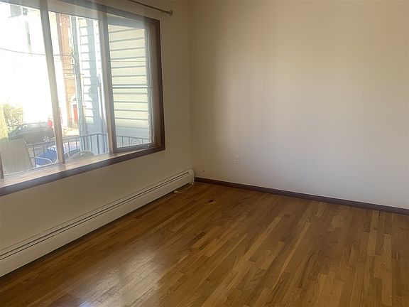 5th image of 81 Beacon Ave APT 1