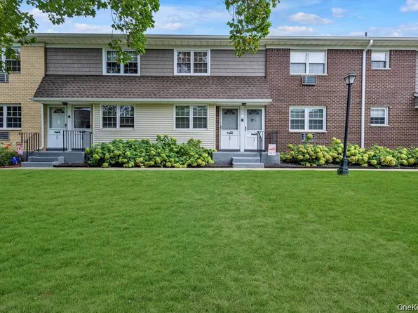 5205 Wilshire Lane #5205, Oakdale, NY 11769