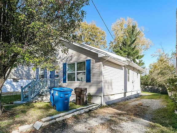 3rd image of 9936 Meadow Ave