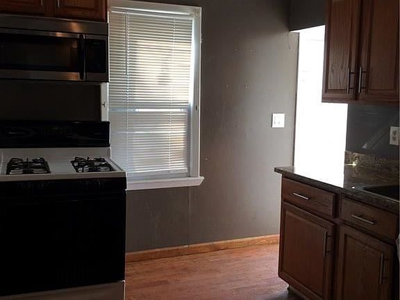 5th image of 221 Kenwood Ave