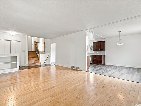 5th image of 4059 Elphinstone STREET