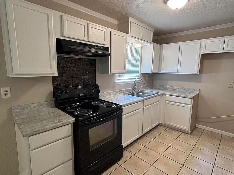 2218 Woodside Dr — Photo 5