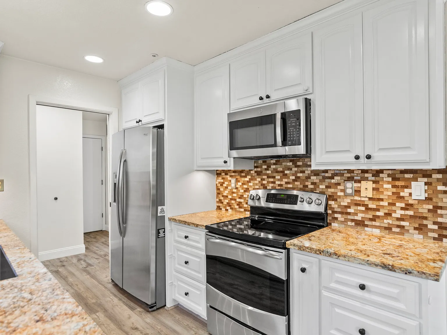3 bed, 2.5 bath, 1300 sqft, $5,200 — Photo 2