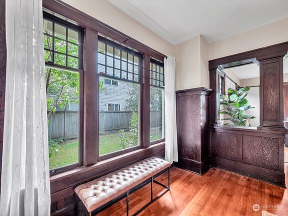 4th image of 425 Pine Avenue