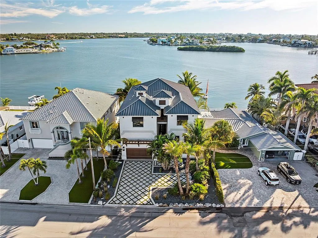 4 bed, 5.5 bath, 4262 sqft, $30,000 — Photo 2