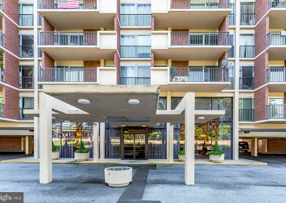 1st image of 1300 Army Navy Dr APT 330