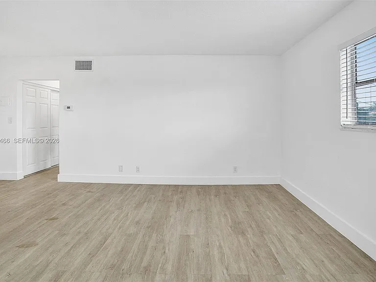 114 SE 8th St #105 — Photo 10