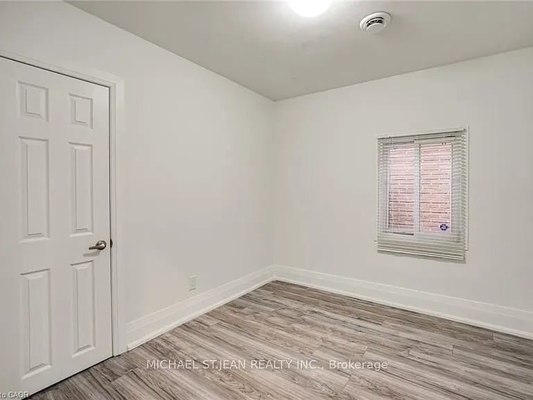 24 Vansitmart Ave — Photo 11