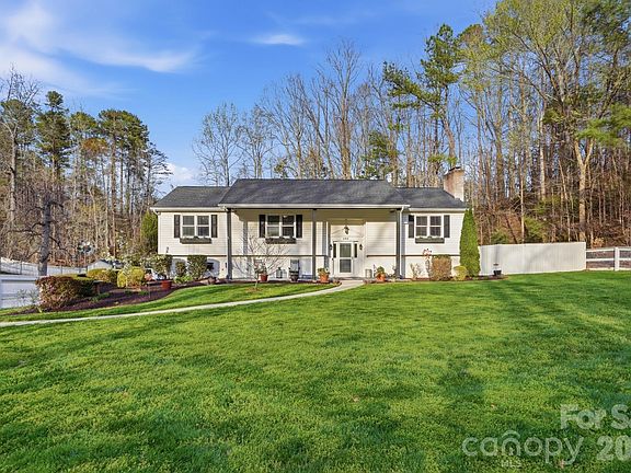 4th image of 490 Woodend Dr SE