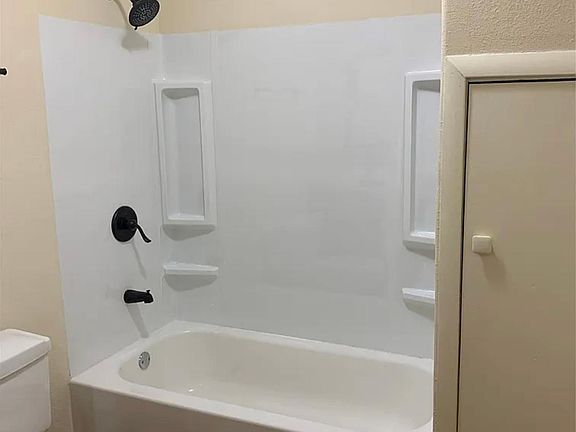 5th image of 701 E 11th St