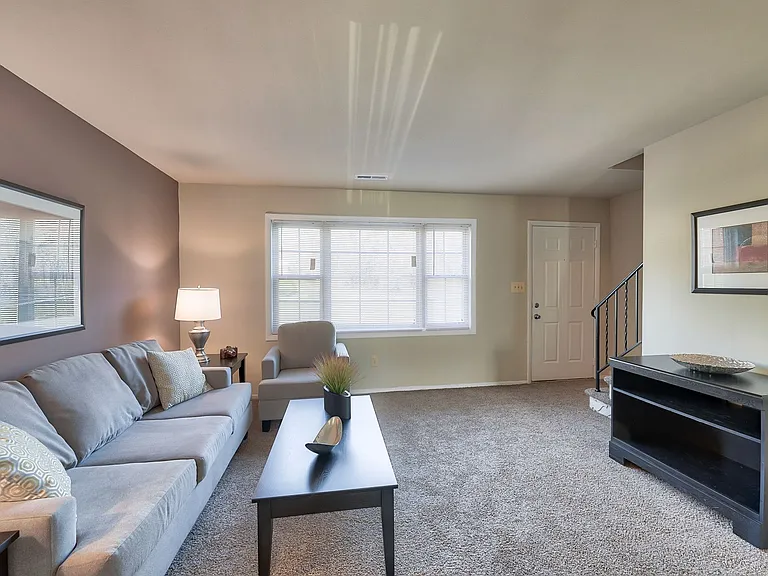 Jamestowne Apartments — Photo 3