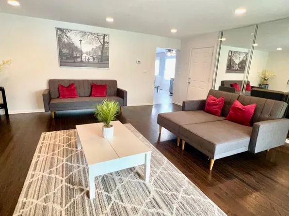 273 W Kimbell Ave, Elmhurst, IL 60126