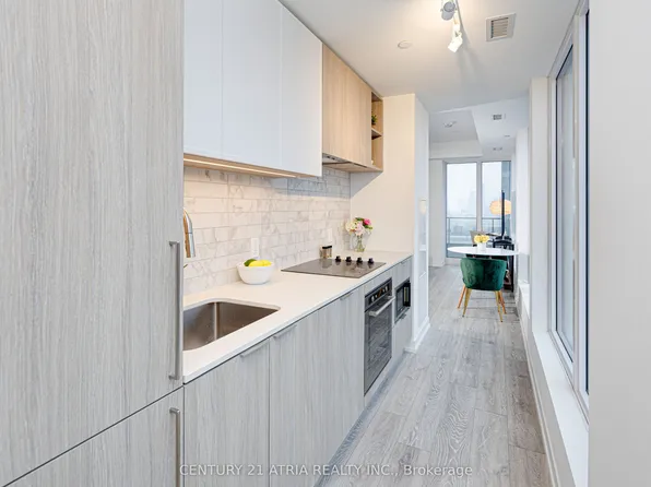 2020 Bathurst St #1820, Toronto, ON M5P 0A6