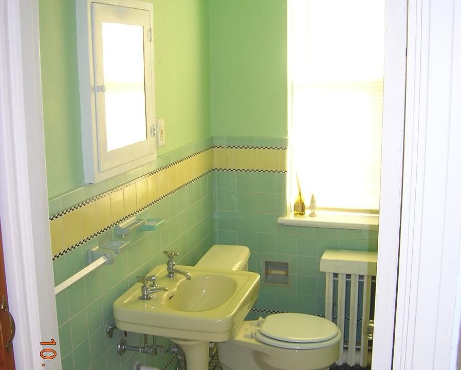 Retro bathroom styling