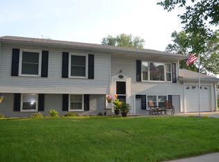 2247 Suzanne Dr, Dubuque, IA 52002