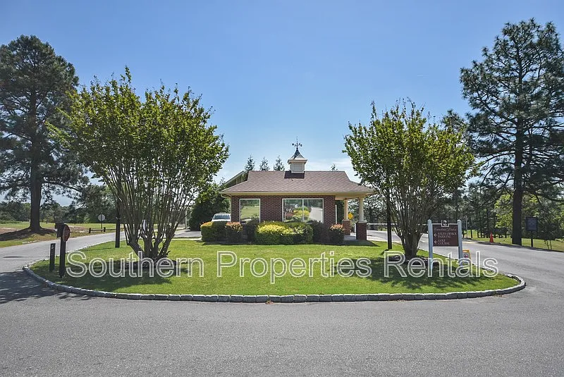 4 bed, 2.5 bath, 2452 sqft, $2,000 — Photo 4