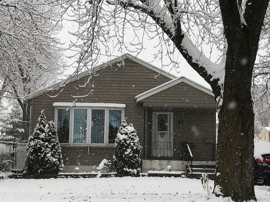 1st image of 826 E Lake St