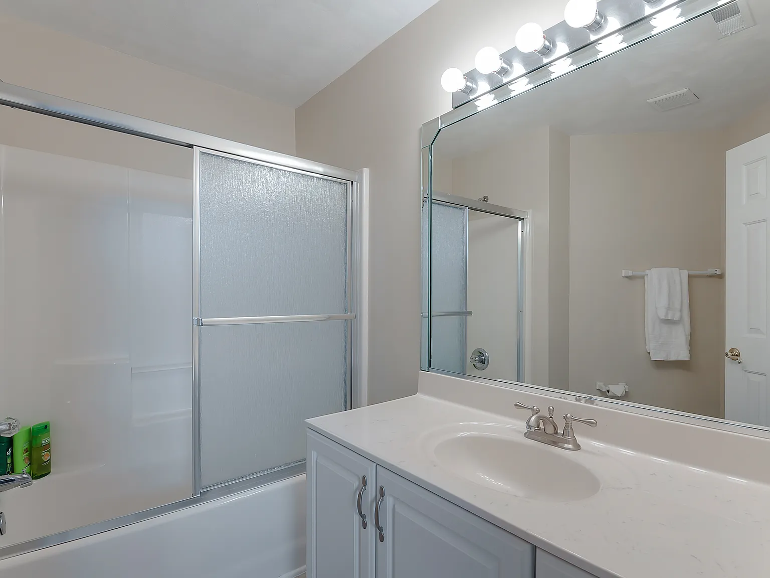 3 bed, 3.5 bath, 2356 sqft, $4,350 — Photo 3