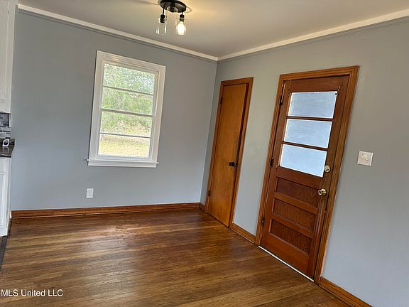 4th image of 2152 2nd St