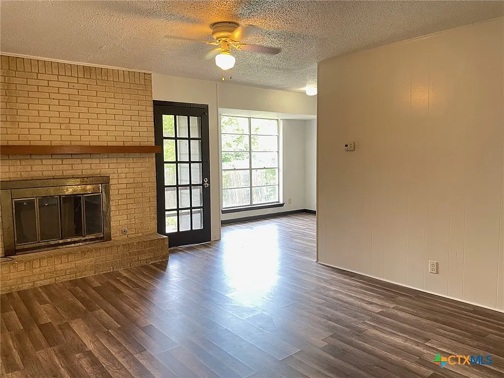 2015 Greenbrook Pkwy — Photo 3