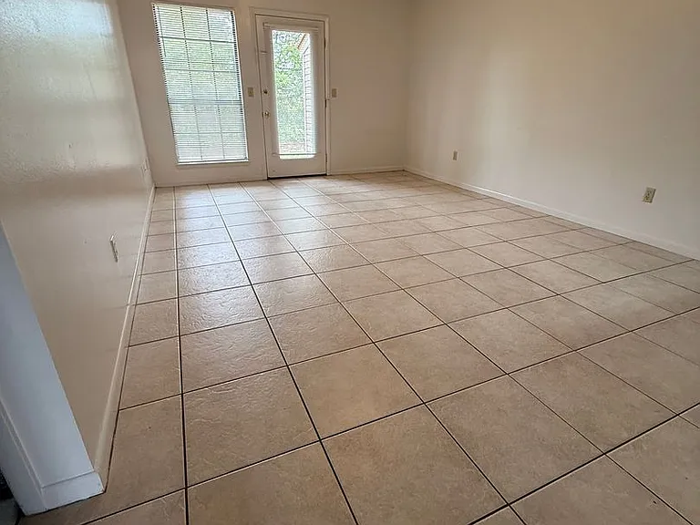 117 Classic Ct — Photo 12