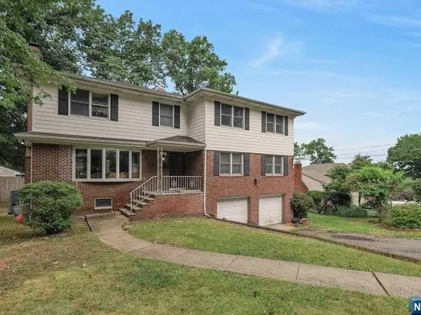 416 Greenway Dr, Leonia, NJ 07605