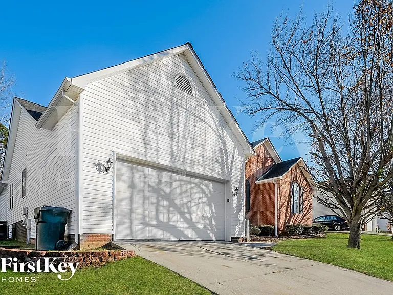 8 Whitaker Pl — Photo 2