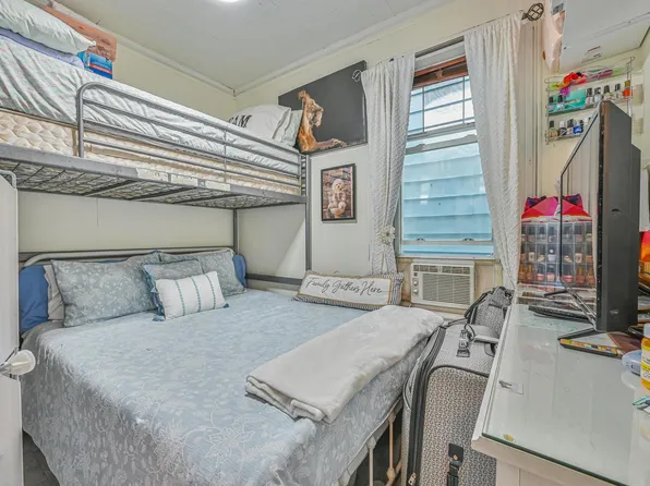 1426 Saint Lawrence Avenue image 8 of 17