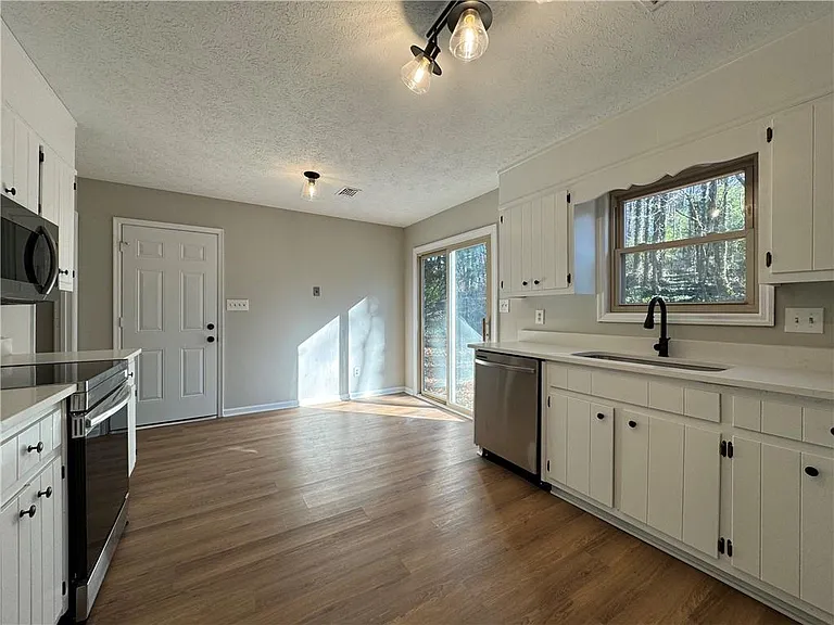 2020 Kemp Rd NE — Photo 4
