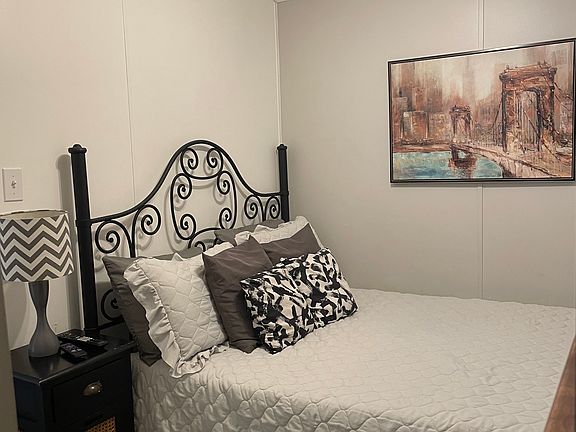 3rd image of 825 Owl Ln