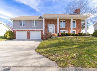 505 Country Club Square Dr, Cameron, MO 64429