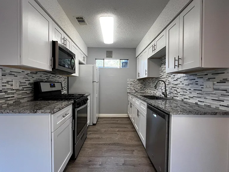 7506 Chelsea Moor #B — Photo 12