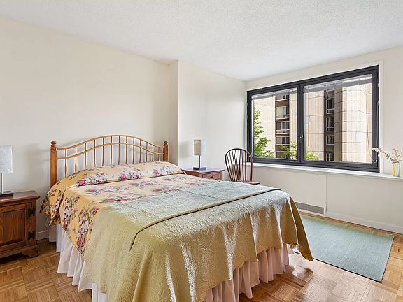 5th image of 531 Main St APT 303