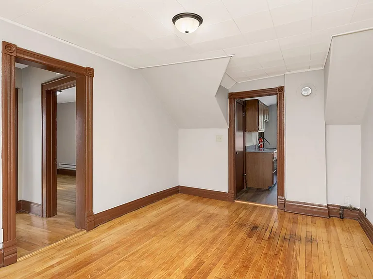 375 Erie St — Photo 8
