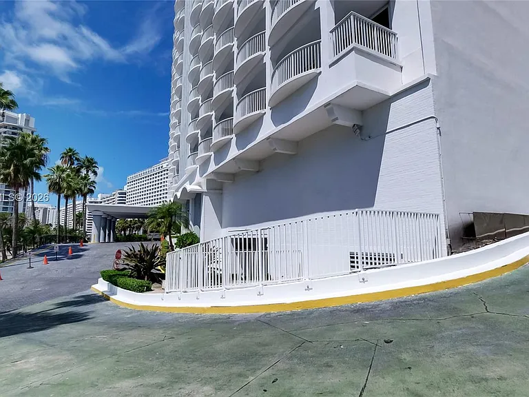 5401 Collins Ave #928 — Photo 45