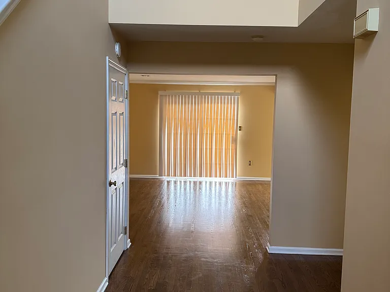 1349 Valley Dr — Photo 2