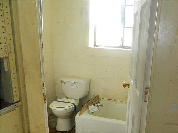 4th image of 260 N Vine St