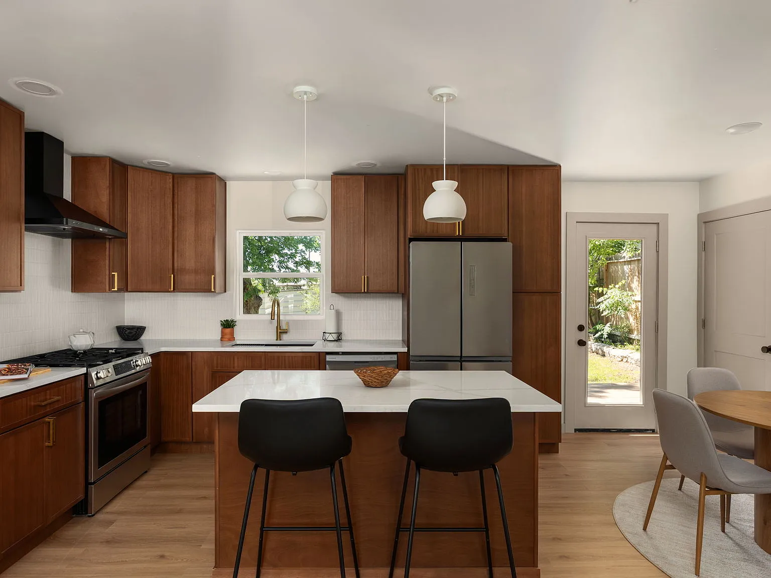 3 bed, 1100 sqft, $2,095 — Photo 2