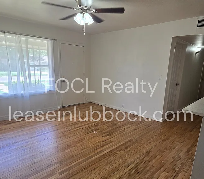 4417 43rd St — Photo 2