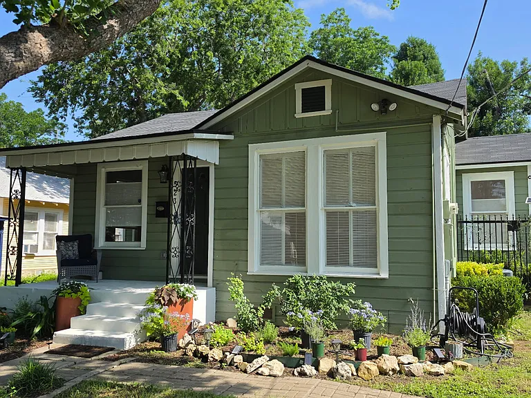523 E Huisache Ave — Photo 1