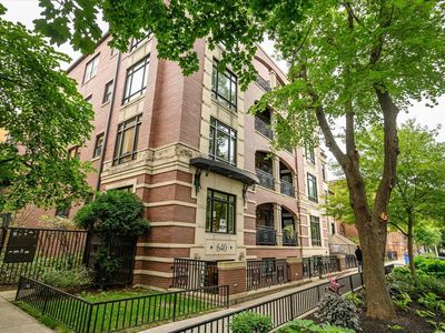 640 W Barry Ave APT 403, Chicago, IL, 60657