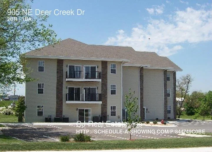 905 NE Deer Creek Dr — Photo 1