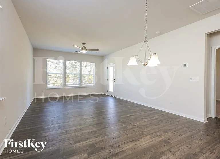 534 Hillpark Ln — Photo 4