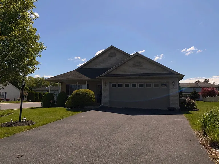 152 Lantern Ln — Photo 3