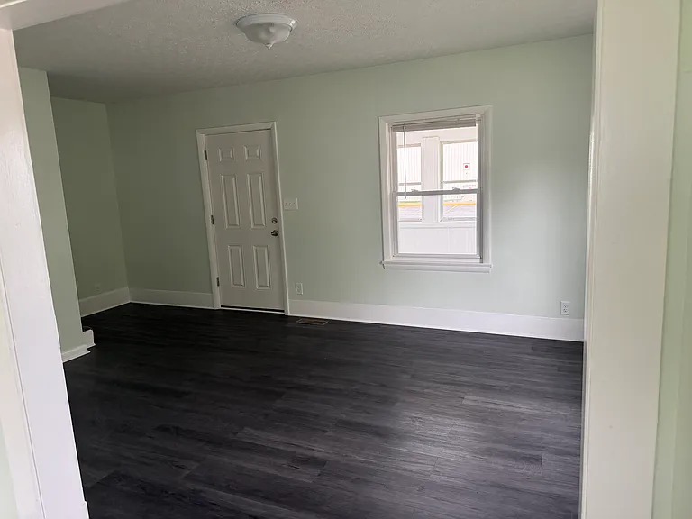 985 W Wilbeth Rd — Photo 5