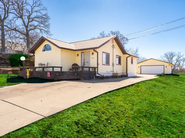 213 N 15th Ave W, Newton, IA 50208