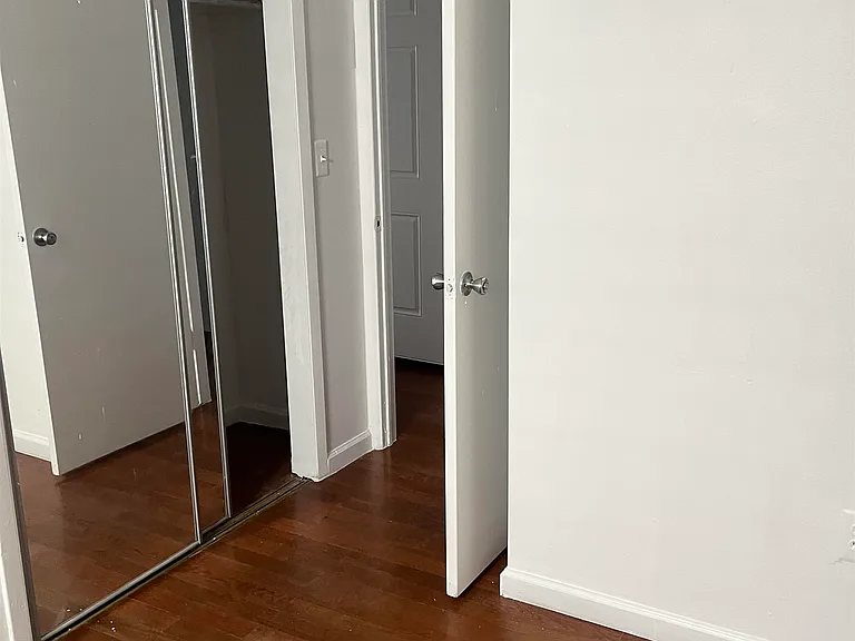 188 Zabriskie St — Photo 7