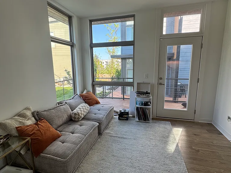 3043 Edwin Cir — Photo 4