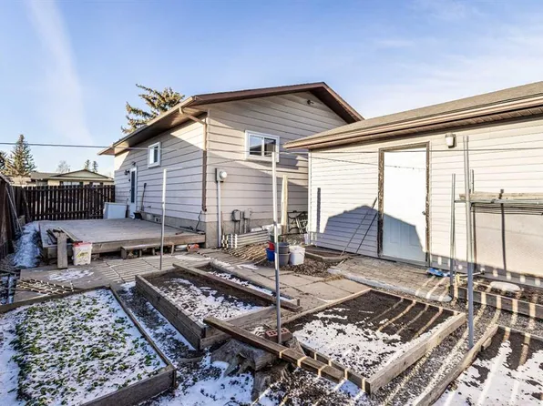 24 N Bedford Rd NE, Calgary, AB T3K 2K8